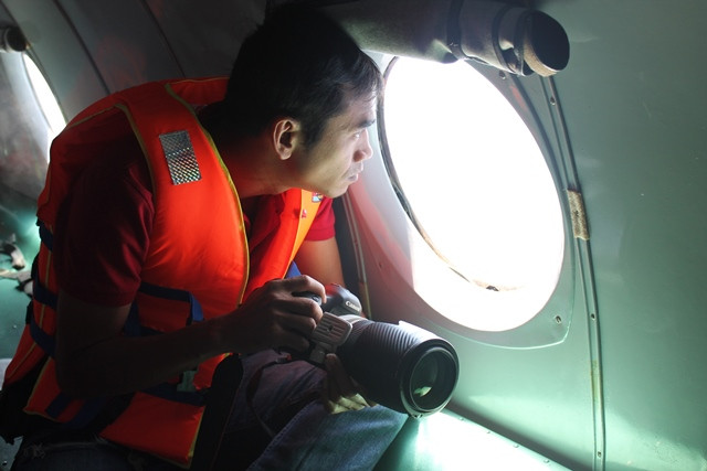 Chăm chú quan sát và hi vọng tìm được dấu vết máy bay mất tích trong thời gian sớm nhất