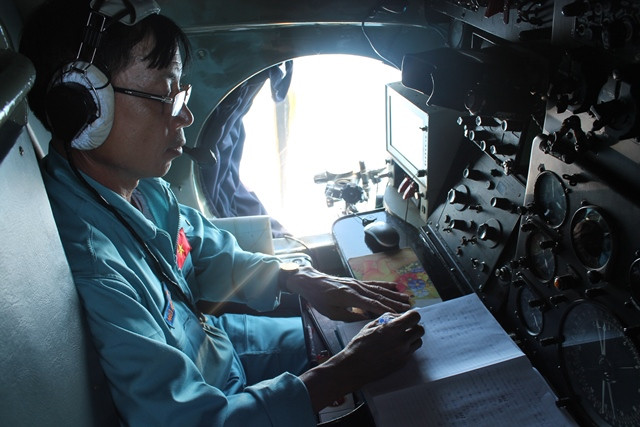 Thượng tá Ngô Ngọc Đông ghi chép cẩn thận các tọa độ tìm kiếm