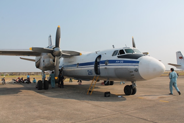 Chuyên cơ AN 26 mang số hiệu bay 261 trước giờ lên đường tìm kiếm máy bay mất tích