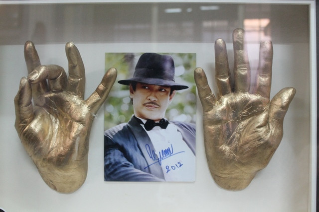 Dấu tay của NSƯT Chánh Tín được trưng tại phòng khách