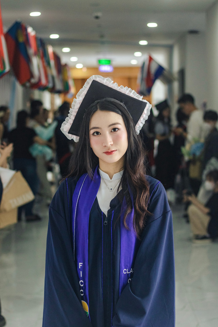 Hoài Linh trong Lễ trao bằng tốt nghiệp diễn ra hồi tháng 7/2024 tại Học viện Ngoại giao. Ảnh: Nhân vật cung cấp thủ khoa (1).JPG