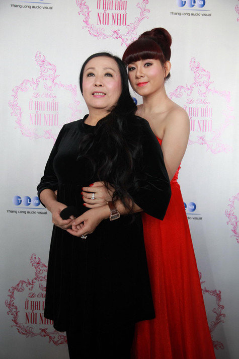 NSND Thu Hiền cũng từ TP.HCM ra Hà Nội để tham dự buổi họp báo này của Bùi Lê Mận. Nghệ sỹ cho rằng với những gì Mận làm được ngày hôm nay khiến chị thấy mừng cho Mận. NSND Thu Hiền cũng từ TP.HCM ra Hà Nội để tham dự buổi họp báo này của Bùi Lê Mận. Nghệ sỹ cho rằng với những gì Mận làm được ngày hôm nay khiến chị thấy mừng cho Mận.