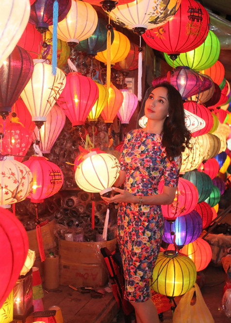 Hoa hậu Ngọc Diễm rạng rỡ trong lung linh ánh đèn lồng của phố cổ Hội An Hoa hậu Ngọc Diễm rạng rỡ trong lung linh ánh đèn lồng của phố cổ Hội An