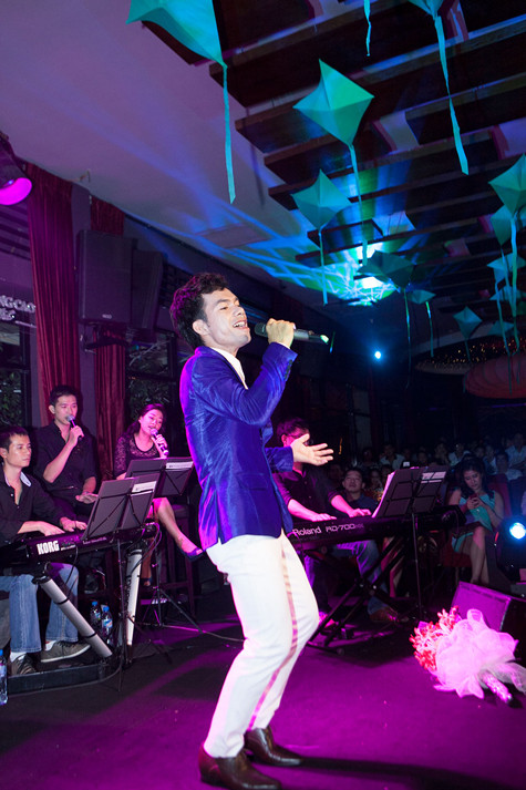 Lần đầu tiên hát tại Hà Nội kể từ khi giành ngôi vương Vietnam Idol 2012, Yasuy cho biết trước đó mình cũng cảm thấy hồi hộp và lo lắng nhưng sau 3 hôm tập luyện cùng ban nhạc và các ca sỹ cùng đứng chung sân khấu, Yasuy đã lấy lại được bình tĩnh. "Chàng trai chăn lợn" đã khiến khán giả như bị "mê hoặc" bằng các ca khúc Nơi tình yêu bắt đầu, Đôi chân trần... Lần đầu tiên hát tại Hà Nội kể từ khi giành ngôi vương Vietnam Idol 2012, Yasuy cho biết trước đó mình cũng cảm thấy hồi hộp và lo lắng nhưng sau 3 hôm tập luyện cùng ban nhạc và các ca sỹ cùng đứng chung sân khấu, Yasuy đã lấy lại được bình tĩnh. "Chàng trai chăn lợn" đã khiến khán giả như bị "mê hoặc" bằng các ca khúc Nơi tình yêu bắt đầu, Đôi chân trần...