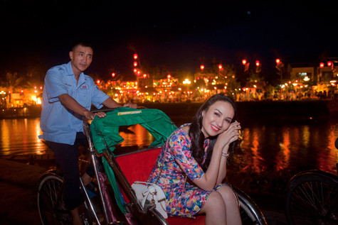 Tranh thủ thời gian rỗi, Ngọc Diễm quyết định đi dạo và khám phá nét đẹp cổ kính của Hội An Tranh thủ thời gian rỗi, Ngọc Diễm quyết định đi dạo và khám phá nét đẹp cổ kính của Hội An