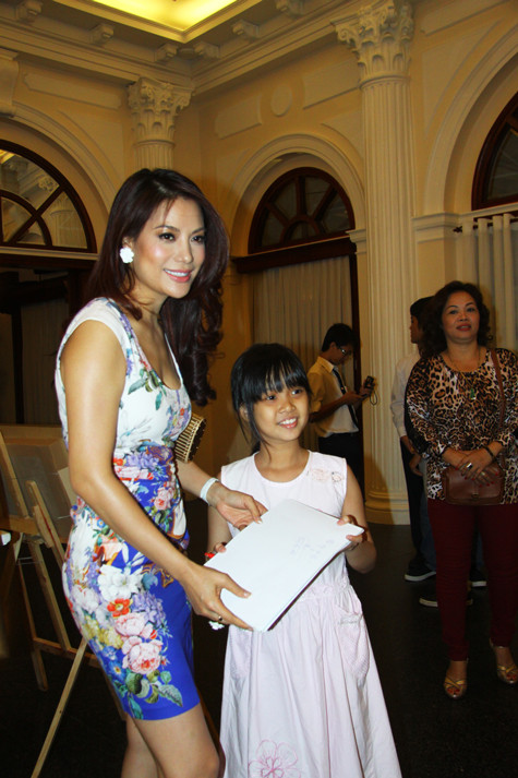 Chị cũng được fan nhí yêu mến bởi sự ngọt ngào, thân thiện, dịu dàng Chị cũng được fan nhí yêu mến bởi sự ngọt ngào, thân thiện, dịu dàng