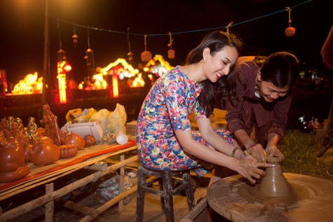 Cô rất hào hứng với việc làm đồ gốm Cô rất hào hứng với việc làm đồ gốm