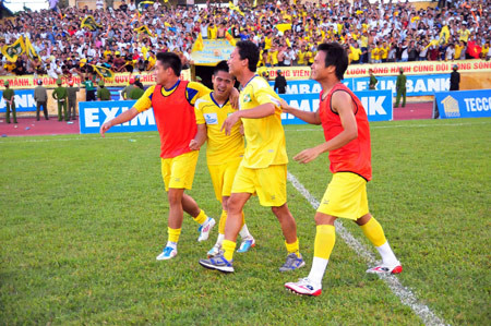 Văn Quyết là cầu thủ nội ghi bàn thắng nhiều nhất cũng là cầu thủ phải nhận thẻ nhiều nhất HN T&T mùa giải 2012. Văn Quyết là cầu thủ nội ghi bàn thắng nhiều nhất cũng là cầu thủ phải nhận thẻ nhiều nhất HN T&T mùa giải 2012.