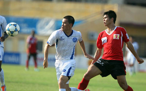 Công Vinh (trái) và các đồng đội đã được nhận đủ lương, thưởng tháng 8. Ảnh: V.S.I