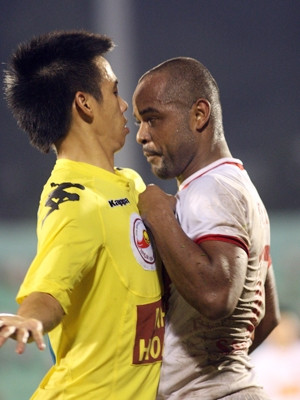 Văn Quyết khiêu khích cầu thủ Sài Gòn XT. Ảnh: Q.L.