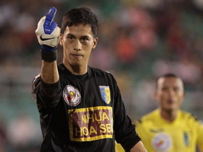 Thủ môn Phạm Ngọc Tú giơ "ngón tay thối"