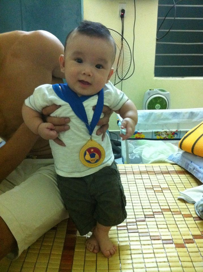 Tấm huy chương vô địch V-League mùa giải 2011/2012 là món quà ý nghĩa mà Quảng dành cho quý tử. Tấm huy chương vô địch V-League mùa giải 2011/2012 là món quà ý nghĩa mà Quảng dành cho quý tử.