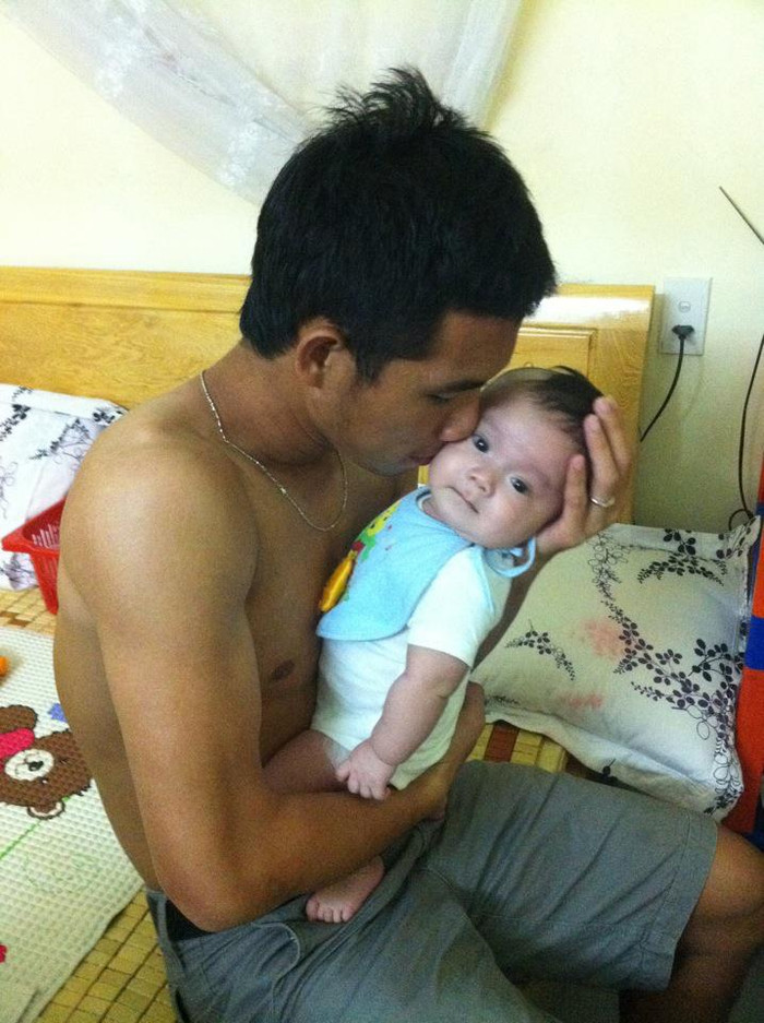 Với hậu vệ SHB Đà Nẵng, có con là bước ngoặt lớn của cuộc đời. "Sau những ngày tập luyện căng thẳng, thi đấu xa nhà về nhìn thấy con là tôi thấy mọi thứ như được xua tan. Đó là cảm giác hạnh phúc nhất mà tôi từng có". Hoàng Quảng tâm sự. Với hậu vệ SHB Đà Nẵng, có con là bước ngoặt lớn của cuộc đời. "Sau những ngày tập luyện căng thẳng, thi đấu xa nhà về nhìn thấy con là tôi thấy mọi thứ như được xua tan. Đó là cảm giác hạnh phúc nhất mà tôi từng có". Hoàng Quảng tâm sự.