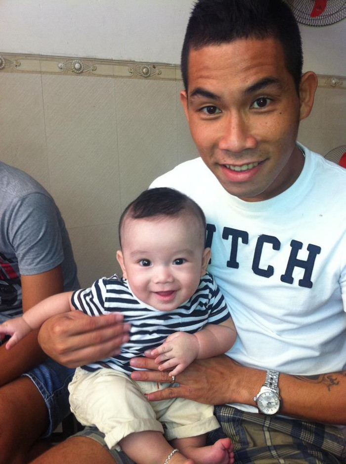 Mới gần 6 tháng tuổi nhưng Sumin (tên gọi trìu mến của bé Võ Minh Khoa) tỏ ra rất hiếu động Mới gần 6 tháng tuổi nhưng Sumin (tên gọi trìu mến của bé Võ Minh Khoa) tỏ ra rất hiếu động