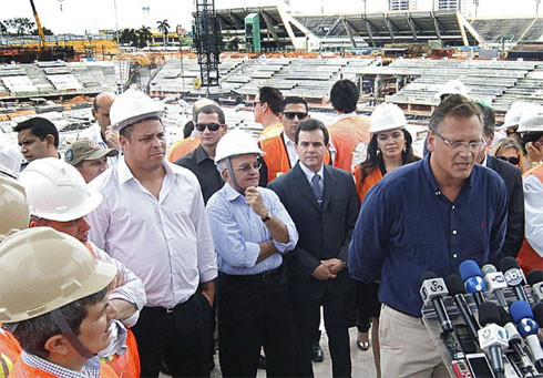 Tổng thư ký FIFA Jerome Valcke phát biểu và động viên tinh thần các công nhân thực hiện đúng tiến độ. Tổng thư ký FIFA Jerome Valcke phát biểu và động viên tinh thần các công nhân thực hiện đúng tiến độ.