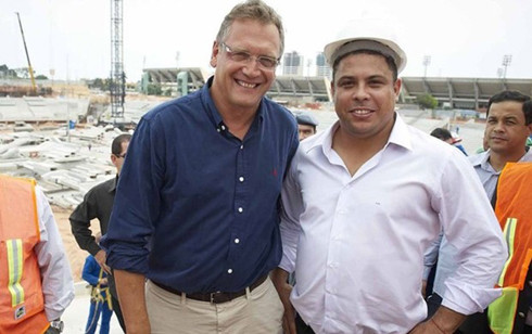 Ro Béo chụp cùng ngài Jerome Valcke. Ronaldo là một trong những thành viên của ban tổ chức World Cup 2014. Ro Béo chụp cùng ngài Jerome Valcke. Ronaldo là một trong những thành viên của ban tổ chức World Cup 2014.