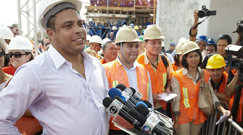 Cựu danh thủ Brazil nhễ nhại mồ hôi trả lời phỏng vấn sau khi đi thi sát một vòng sân vận động. Cựu danh thủ Brazil nhễ nhại mồ hôi trả lời phỏng vấn sau khi đi thi sát một vòng sân vận động.