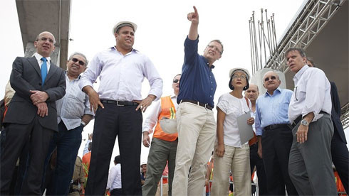 Ro Béo cùng ngài Tổng thư ký FIFA Jerome Valcke và các quan chức đến giám sát công trường. Ro Béo cùng ngài Tổng thư ký FIFA Jerome Valcke và các quan chức đến giám sát công trường.