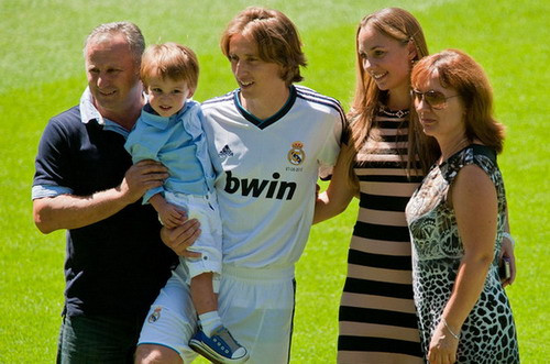 Vanija Bosnic (thứ hai từ phải sang) cùng Modric ra mắt tại sân Bernabeu - Ảnh: AFP Vanija Bosnic (thứ hai từ phải sang) cùng Modric ra mắt tại sân Bernabeu - Ảnh: AFP