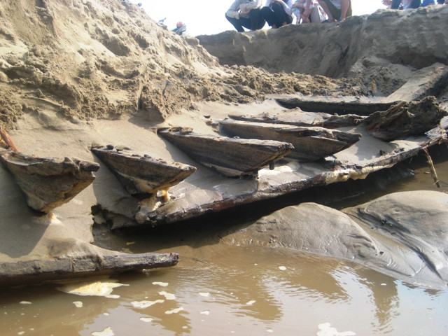 Thân hình con tàu nằm vùi sâu dưới lớp cát biển. (Ảnh: Lê Phương) Thân hình con tàu nằm vùi sâu dưới lớp cát biển. (Ảnh: Lê Phương)