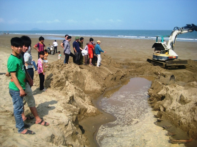 Nhiều người dân hiếu kỳ kéo đến xem lực lượng chức năng trục vớt con tàu. (Ảnh: Lê Phương) Nhiều người dân hiếu kỳ kéo đến xem lực lượng chức năng trục vớt con tàu. (Ảnh: Lê Phương)