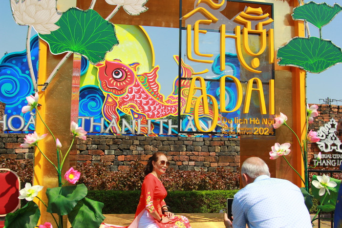 Bà Phạm Thị Yên chụp ảnh lưu niệm. (Ảnh: Mạnh Đoàn) IMG_0718.JPG