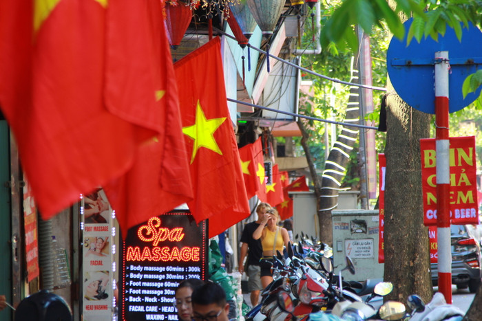 Tại khu vực phố cổ, nhiều nhà dân treo cờ kỉ niệm ngày giải phóng Thủ đô. (Ảnh: Mạnh Đoàn) gdvn_ki-niem-70-nam-ngay-giai-phong-thu-do (1).JPG
