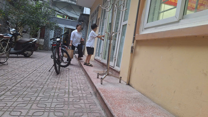 Đến 17h16, cô H.T.H mới đến Nhà sinh hoạt cộng đồng dân cư số 7 để dạy thêm cho học sinh. (Ảnh: Mạnh Đoàn) gdvn_day-them-hoc-them-tai-truong-tieu-hoc-ngoc-khanh (17).jpg