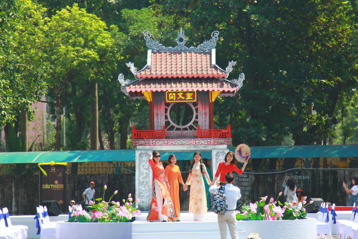 Người dân chụp ảnh lưu niệm tại khu vực Hoàng Thành Thăng Long. (Ảnh: Mạnh Đoàn) IMG_0715.JPG