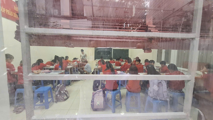 Ngày 25/9, cô giáo tên H.T.H - giáo viên chủ nhiệm một lớp 4 của Trường tiểu học Ngọc Khánh đến lớp lúc 16h45 và đang nhờ người sửa sang lại một chiếc bàn học. (Ảnh: Mạnh Đoàn) gdvn_day-them-hoc-them-tai-truong-tieu-hoc-ngoc-khanh 42.jpg