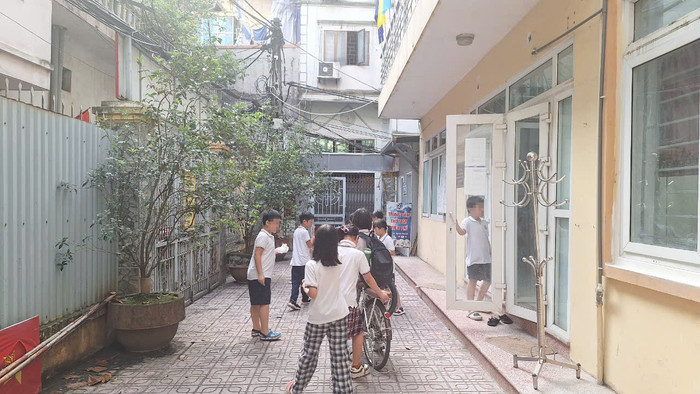 Trong lúc chờ giáo viên đến giảng dạy, các học sinh nô đùa, gây ồn ào. (Ảnh: Mạnh Đoàn) gdvn_day-them-hoc-them-tai-truong-tieu-hoc-ngoc-khanh (28).jpg