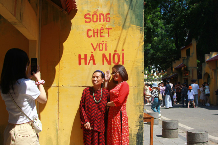 Bà Trần Thị Kim Quy chụp ảnh lưu niệm cùng người thân. (Ảnh: Mạnh Đoàn) IMG_0729.JPG