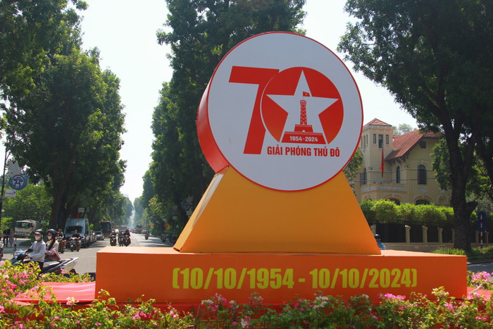 Không gian phố phường được trang hoàng. (Ảnh: Mạnh Đoàn) IMG_0701.JPG