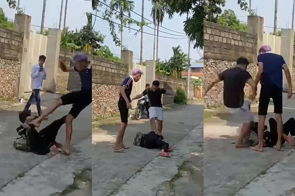 Nam sinh L.A.Ng. bị hai thanh niên lạ mặt đá vào đầu tại một con ngõ. Theo nội dung clip được một người ghi lại, nam thanh đầu nhuộm tóc màu tím lao vào đánh Ng. và nói "Mày thích chửi không", đáp lại Ng. nói: "Em không chửi". Lúc này, nam thanh niên dáng người to béo lao vào đá liên tiếp vào đầu em Ng. cùng các câu văng tục. Khi này, có giọng nói của một người chứng kiến sự việc can ngăn: "Thôi anh Nguyên ơi". (Ảnh: cắt từ clip) gdvn_nam-sinh-lop-11-trung-tam-giao-duc-thuong-xuyen-my-duc-bi-danh.jpg