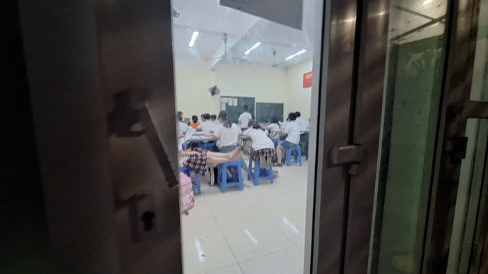 Hình ảnh lớp học nhốn nháo dù có giáo viên ở trong lớp. (Ảnh: Mạnh Đoàn) Hình ảnh lớp học nhốn nháo dù có giáo viên ở trong lớp. (Ảnh: Mạnh Đoàn)