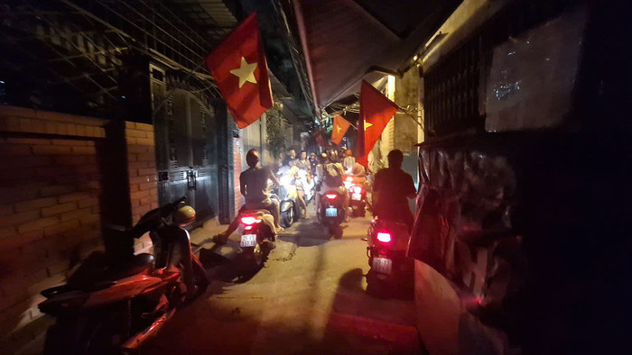 Con ngõ 477/15 Kim Mã ùn tắc do phụ huynh dừng đỗ hai bên đường đứng đợi con học thêm ở nhà ở nhà bà Y. (Ảnh: Mạnh Đoàn) gdvn_day-them-hoc-them-tai-truong-tieu-hoc-ngoc-khanh (13).jpg