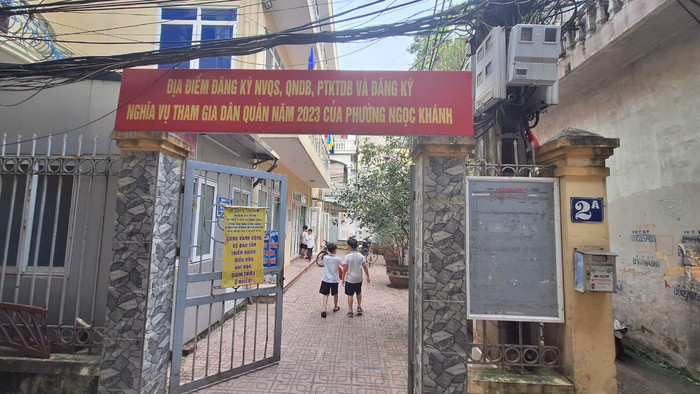 Thứ Hai và thứ Tư sau khi tan trường, học sinh đi bộ đến nhà sinh hoạt cộng đồng này để học thêm cô giáo chủ nhiệm. gdvn_day-them-hoc-them-tai-truong-tieu-hoc-ngoc-khanh 44.jpg