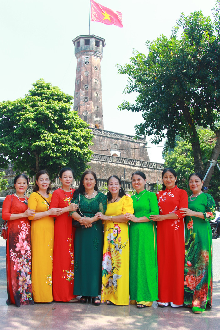 Nhóm bà Nguyễn Lạng thướt tha trong tà áo dài chụp ảnh lưu niệm với Cột cờ Hà Nội. (Ảnh: Mạnh Đoàn) IMG_0713.JPG