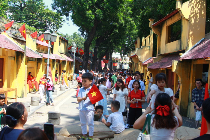 Sáng 6/10, tại phố bích họa Phùng Hưng, nhiều gia đình cho con nhỏ đến tham quan mô hình Hà Nội năm xưa. (Ảnh: Mạnh Đoàn) IMG_0727.JPG