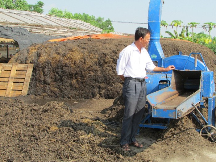 Ông Tạ Đình Căn giới thiệu về máy nghiền nguyên liệu sản xuất phân hữu cơ sinh học.