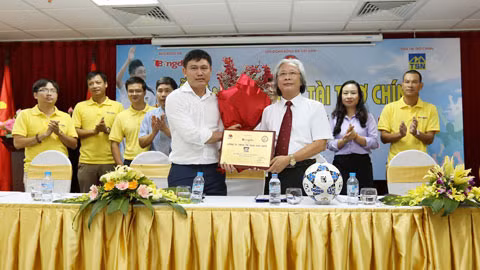 Đại diện nhà tài trợ Thái Sơn Nam (trái) và Tổng biên tập báo Bóng đá. Ảnh: Đức Cường