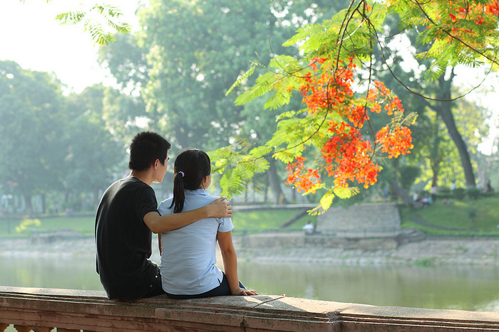 Mến nhau, yêu nhau tuổi học trò cũng là lẽ thường tình. Nhưng cũng nên dừng ở khoảng cách nhất định. (Ảnh: Internet) Mến nhau, yêu nhau tuổi học trò cũng là lẽ thường tình. Nhưng cũng nên dừng ở khoảng cách nhất định. (Ảnh: Internet)