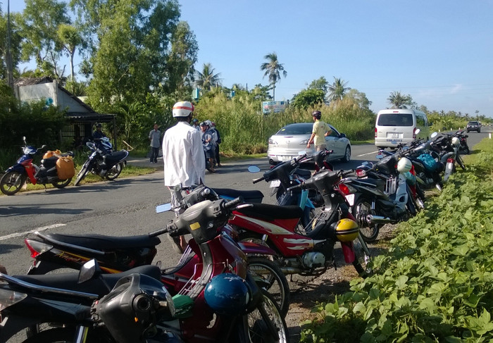 Nhiều người dân hiếu kỳ kéo đến xem sự việc