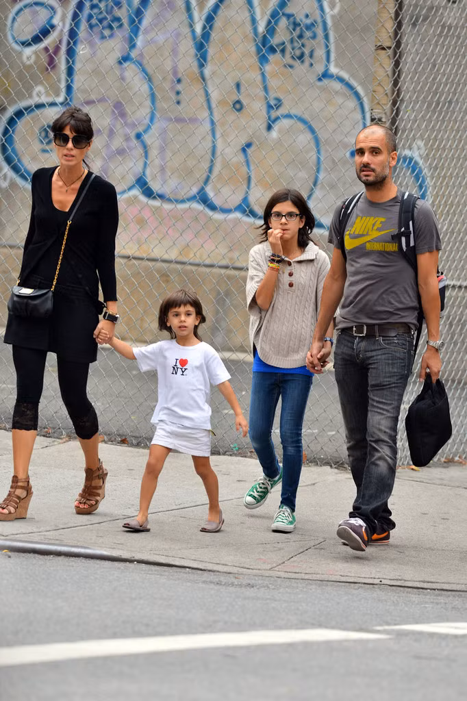 Guardiola cùng vợ và hai con dắt tay nhau đi xem Ryder Cup