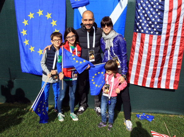 Guardiola cùng gia đình cũng được bố trí một vị trí xem tốt nhất Guardiola cùng gia đình cũng được bố trí một vị trí xem tốt nhất