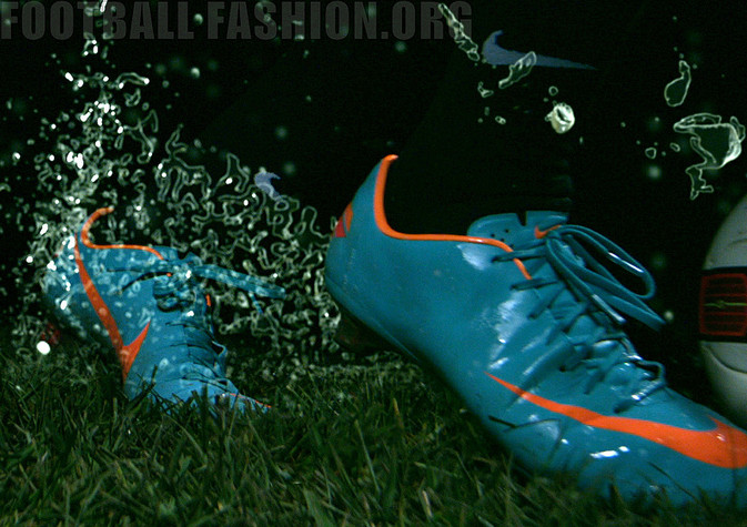 Công nghệ này cho phép cầu thủ thích nghi được với mọi thời tiết, mọi mặt sân như ẩm ướt, trơn trượt hay khô cứng Công nghệ này cho phép cầu thủ thích nghi được với mọi thời tiết, mọi mặt sân như ẩm ướt, trơn trượt hay khô cứng