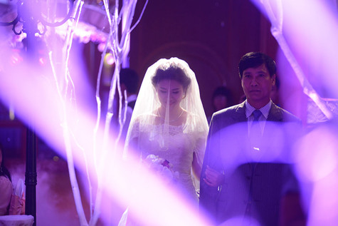 Sau đó, Vân Anh khoác tay bố đẻ mình vào khán phòng Sau đó, Vân Anh khoác tay bố đẻ mình vào khán phòng