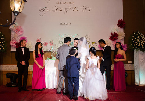 Ông đưa tay con gái của mình cho con rể thay cho lời nhắn đã trao gửi một tài sản lớn lao của vợ chông ông suốt gần 30 năm qua và mong hai con hạnh phúc trọn đời Ông đưa tay con gái của mình cho con rể thay cho lời nhắn đã trao gửi một tài sản lớn lao của vợ chông ông suốt gần 30 năm qua và mong hai con hạnh phúc trọn đời