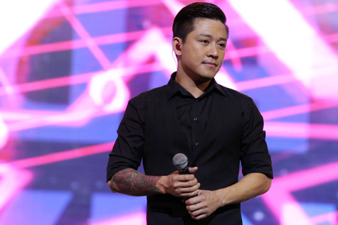 Trước đó, Tuấn Hưng đã liên tục làm "nóng" sân khấu bằng những ca khúc hit: Anh nhớ em, Tìm lại bầu trời, Độc thoại... Trước đó, Tuấn Hưng đã liên tục làm "nóng" sân khấu bằng những ca khúc hit: Anh nhớ em, Tìm lại bầu trời, Độc thoại...