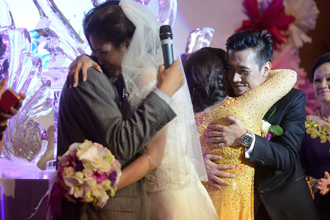 Vân Anh - Tuấn Anh nghẹn ngào, xúc động trước tình cảm yêu thương của bố mẹ vợ Vân Anh - Tuấn Anh nghẹn ngào, xúc động trước tình cảm yêu thương của bố mẹ vợ